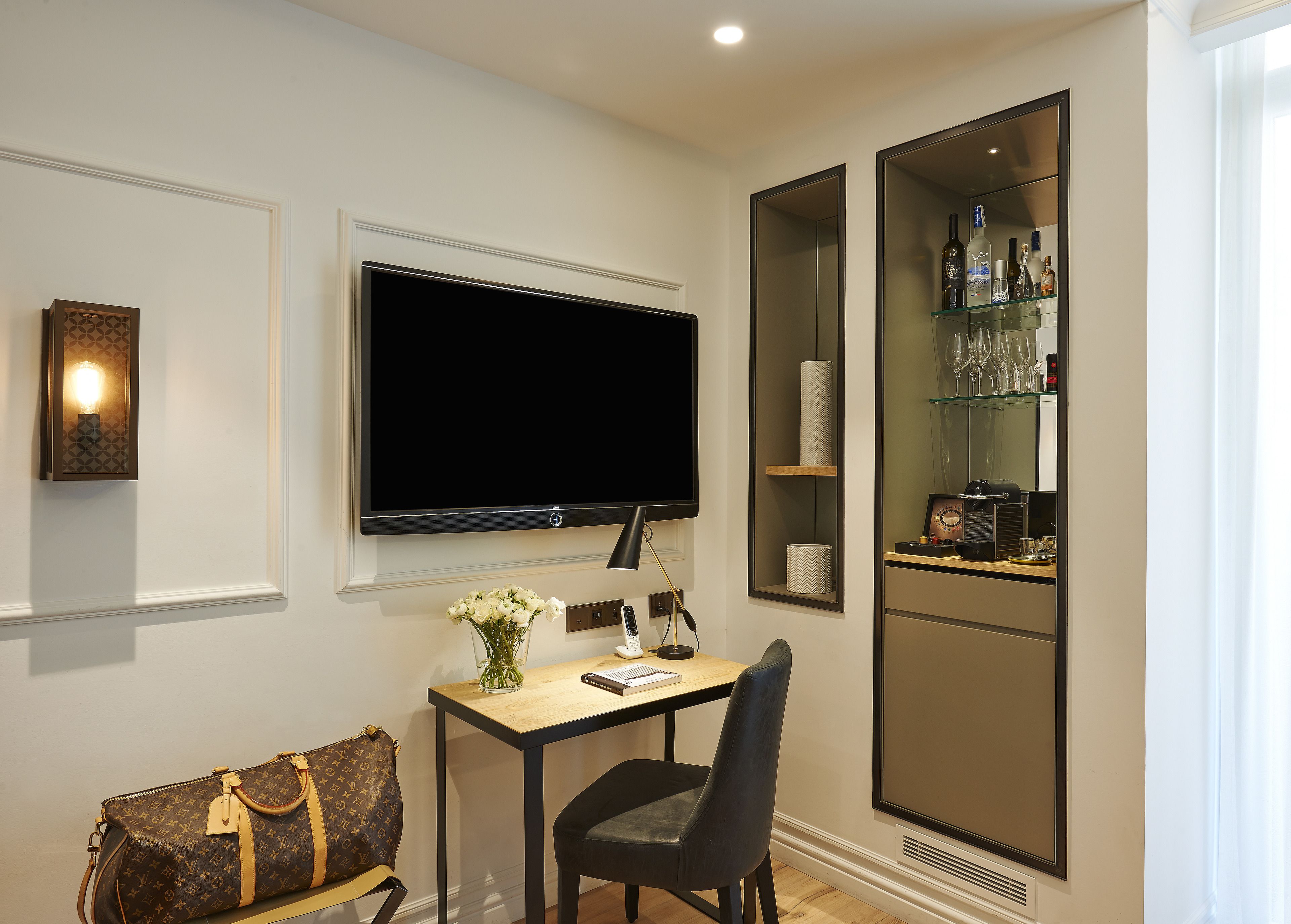 superior room (ciutat vella view) | room amenity