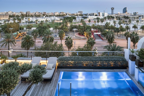 Outdoor pool, pool loungers