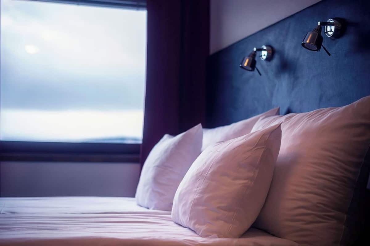 Standard dubbelrum - 1 queensize-säng | Mörkläggningsgardiner, gratis wi-fi och sängkläder