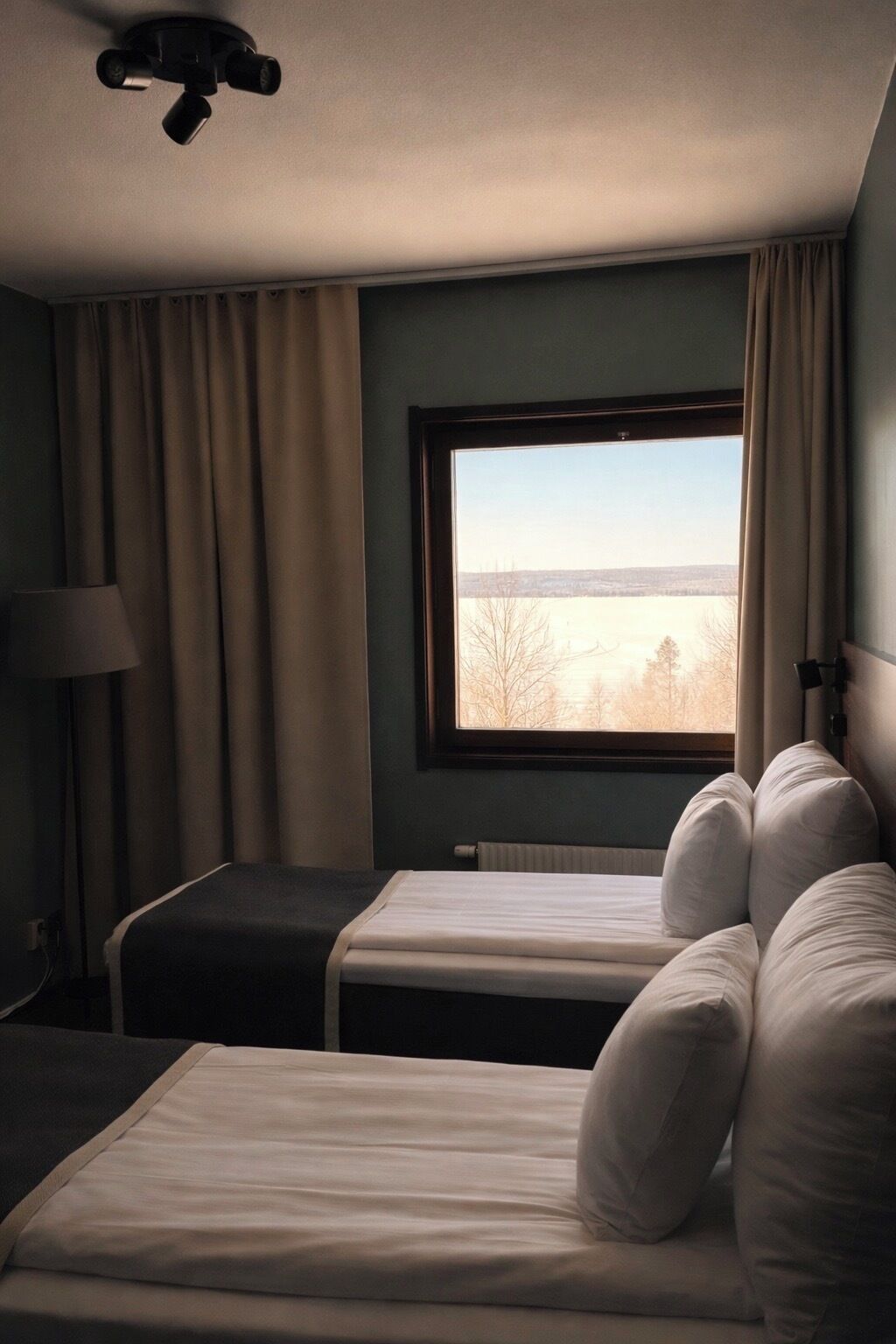 Quarto duplo standard, 2 camas de solteiro | Cortinas blackout, Wi-Fi de cortesia, roupa de cama