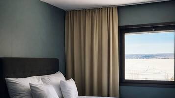 Standard-Doppelzimmer, 1 Queen-Bett | VerdunkelungsvorhÀnge, kostenloses WLAN, BettwÀsche