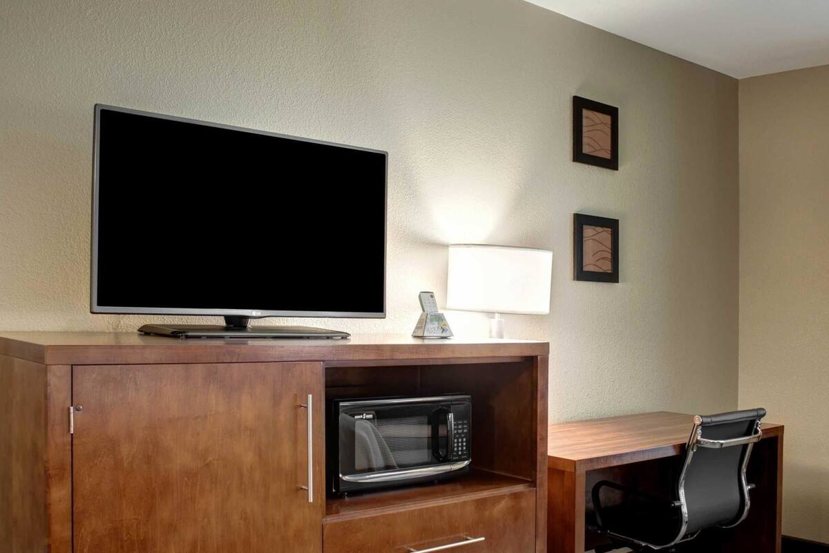 standard room, 1 king bed, non smoking | premium bedding, desk, iron/ironing board, free wifi