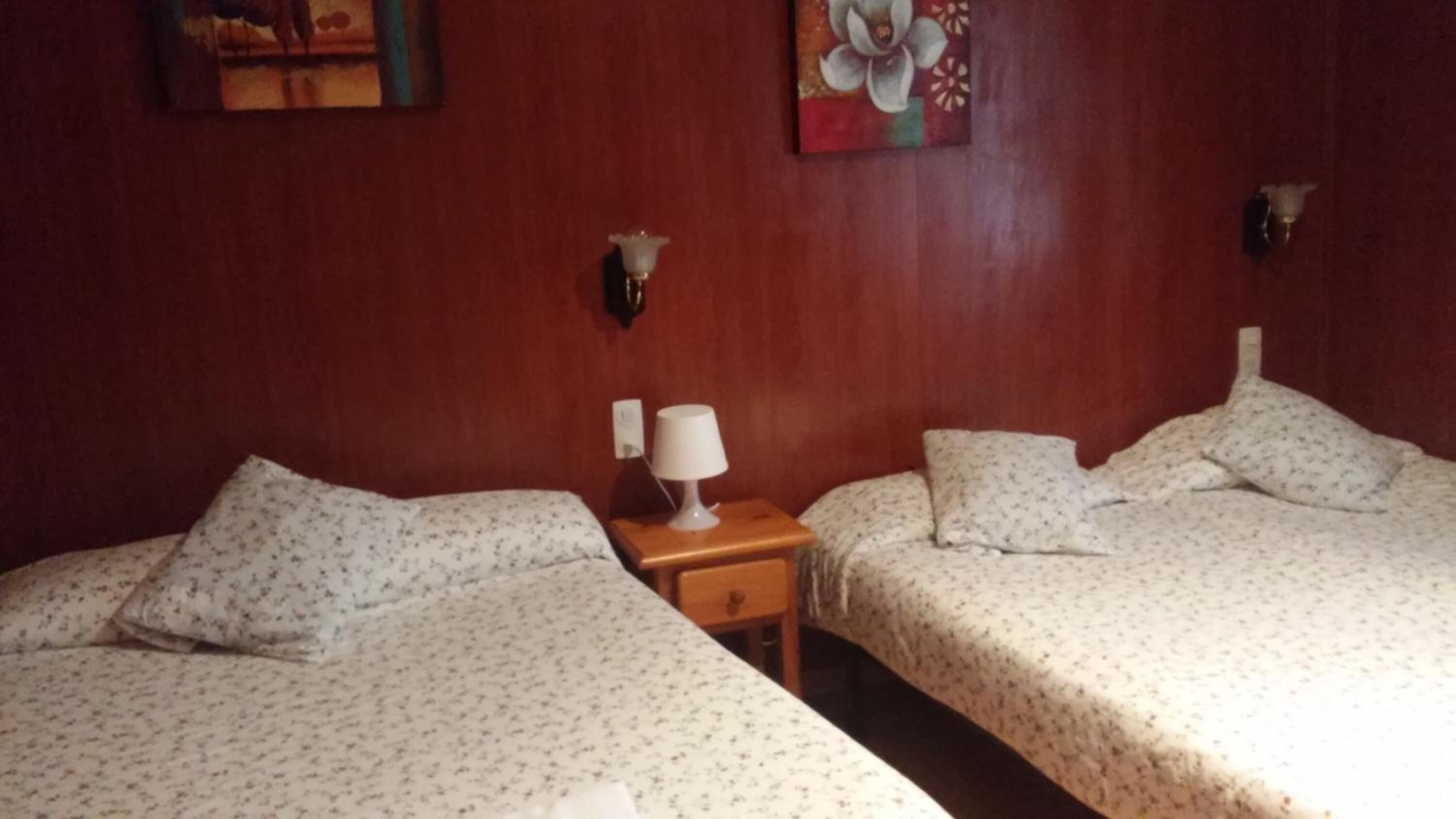 Basic Triple Room | Travel crib, bed sheets
