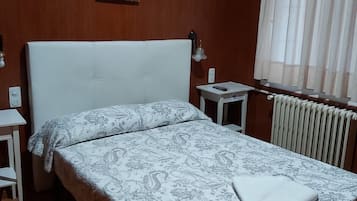 Eenvoudige tweepersoonskamer | Reisbedje, beddengoed