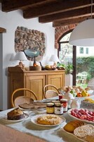 包含每日自助早餐