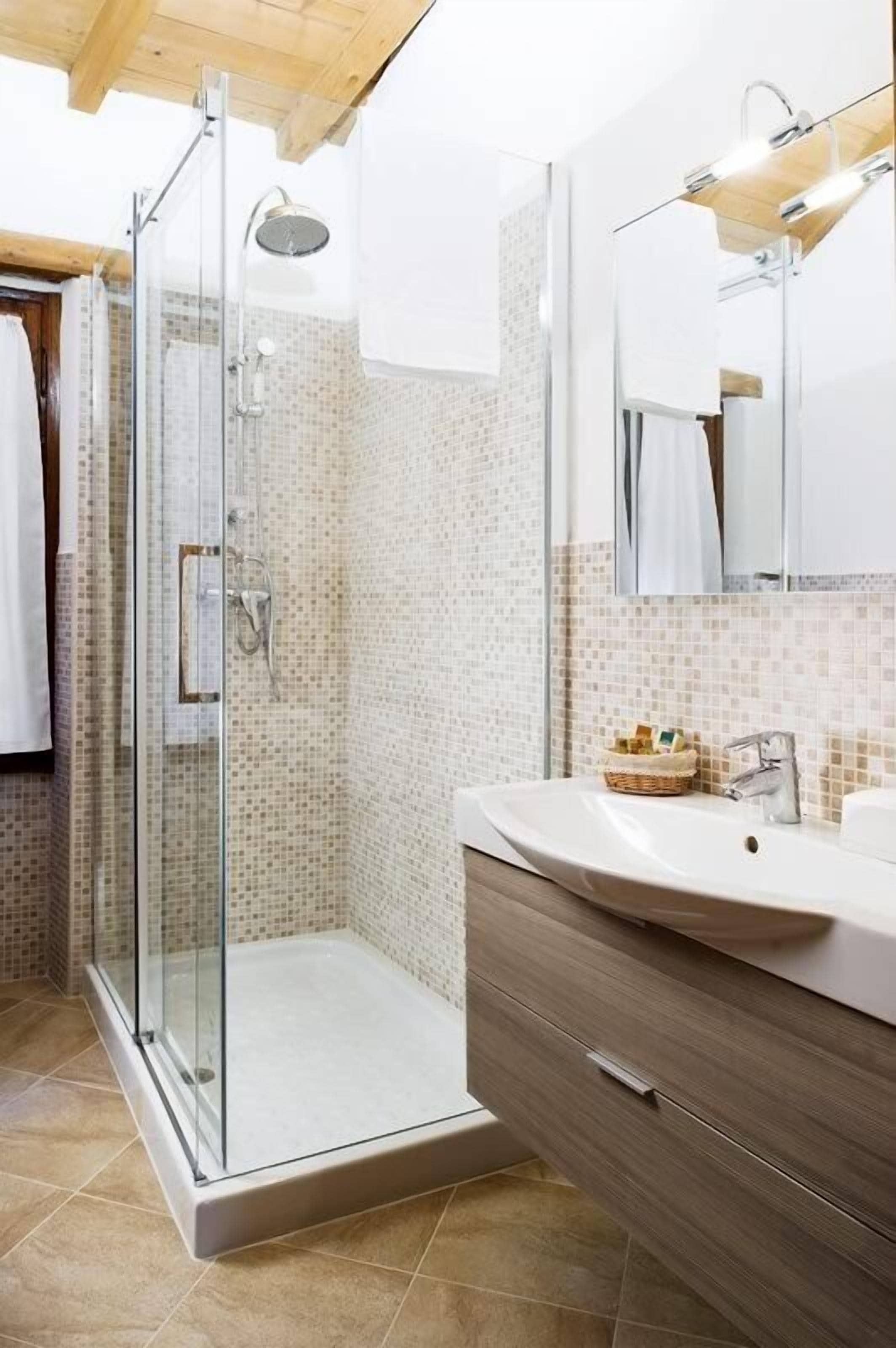 Doppelzimmer | Badezimmer | Kostenlose Toilettenartikel, Hausschuhe, Bidet, Handtücher