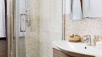 Doppelzimmer | Badezimmer | Kostenlose Toilettenartikel, Hausschuhe, Bidet, Handtücher