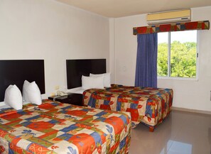 Tabla de planchar con plancha, wifi gratis y ropa de cama 