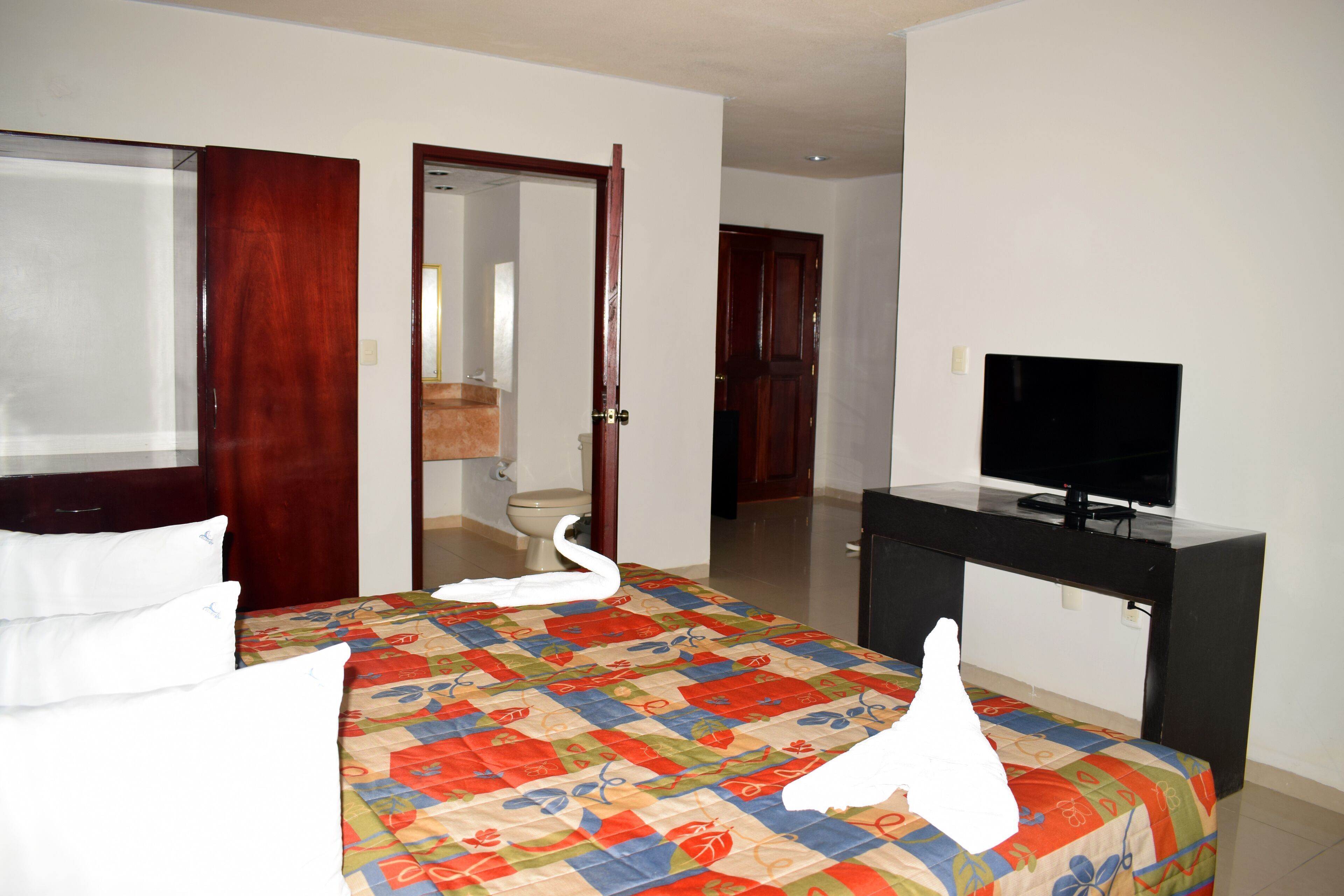 Tabla de planchar con plancha, wifi gratis y ropa de cama 