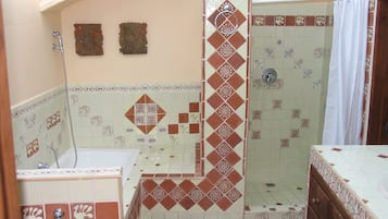 Deluxe Double Room | Bathroom | Hair dryer, towels, soap, shampoo