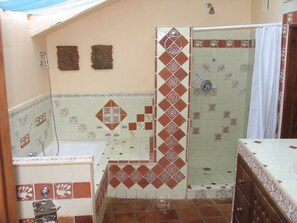 Deluxe Double Room | Bathroom