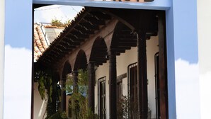 An entrance with a sign reading "KUKURUTZ" and a tiled roof above. - Kukurutz Residencia (San Cristóbal de las Casas)