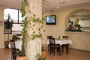 Breakfast, lunch, dinner served; Regional cuisine  - Hotel Novo (San José)