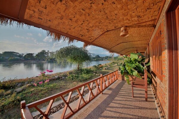 Balcony - Riverside @ Hsipaw Resort (Hsipaw)