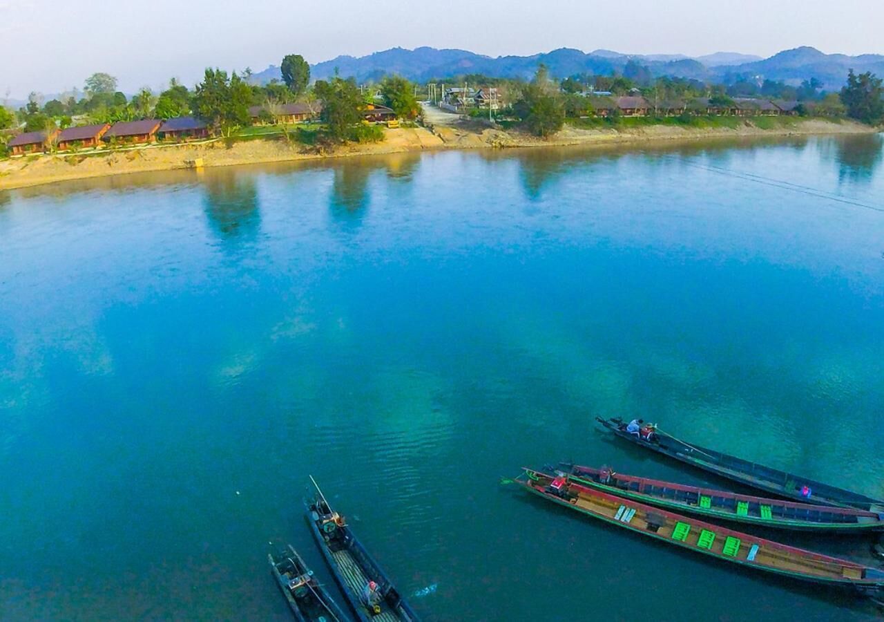 Un río con barcos y un muelle.