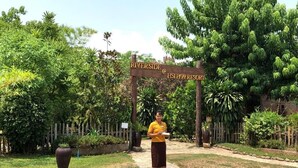 A sign for HSI PAW RESORT with a pathway leading to it, surrounded by lush greenery. - Riverside @ Hsipaw Resort (Hsipaw)