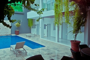 Hồ bơi ngoài trời
