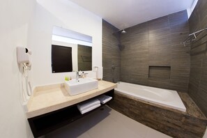 Deluxe King | Bathroom | Free toiletries, hair dryer, towels, soap - KLR St Martin Boutique by Sercotel (Playa del Carmen)