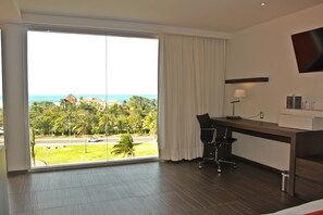 Ropa de cama de alta calidad y caja de seguridad en la habitación