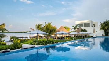 Alberca al aire libre, acceso de 08:00 a 20:00, y camastros