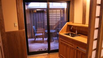 Tavanomainen huone, tupakointi kielletty (Japanese Western, Bath, North Buildin) | Kylpyhuone | Ilmaiset hygieniatuotteet, hiustenkuivaaja, kylpytakit, tohvelit