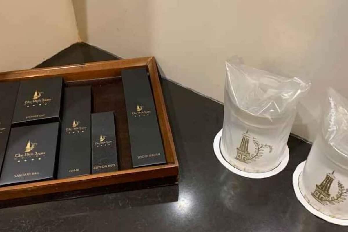 Dotazioni del bagno | Set di cortesia firmato, asciugacapelli, pantofole, asciugamani