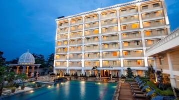 2 piscinas al aire libre