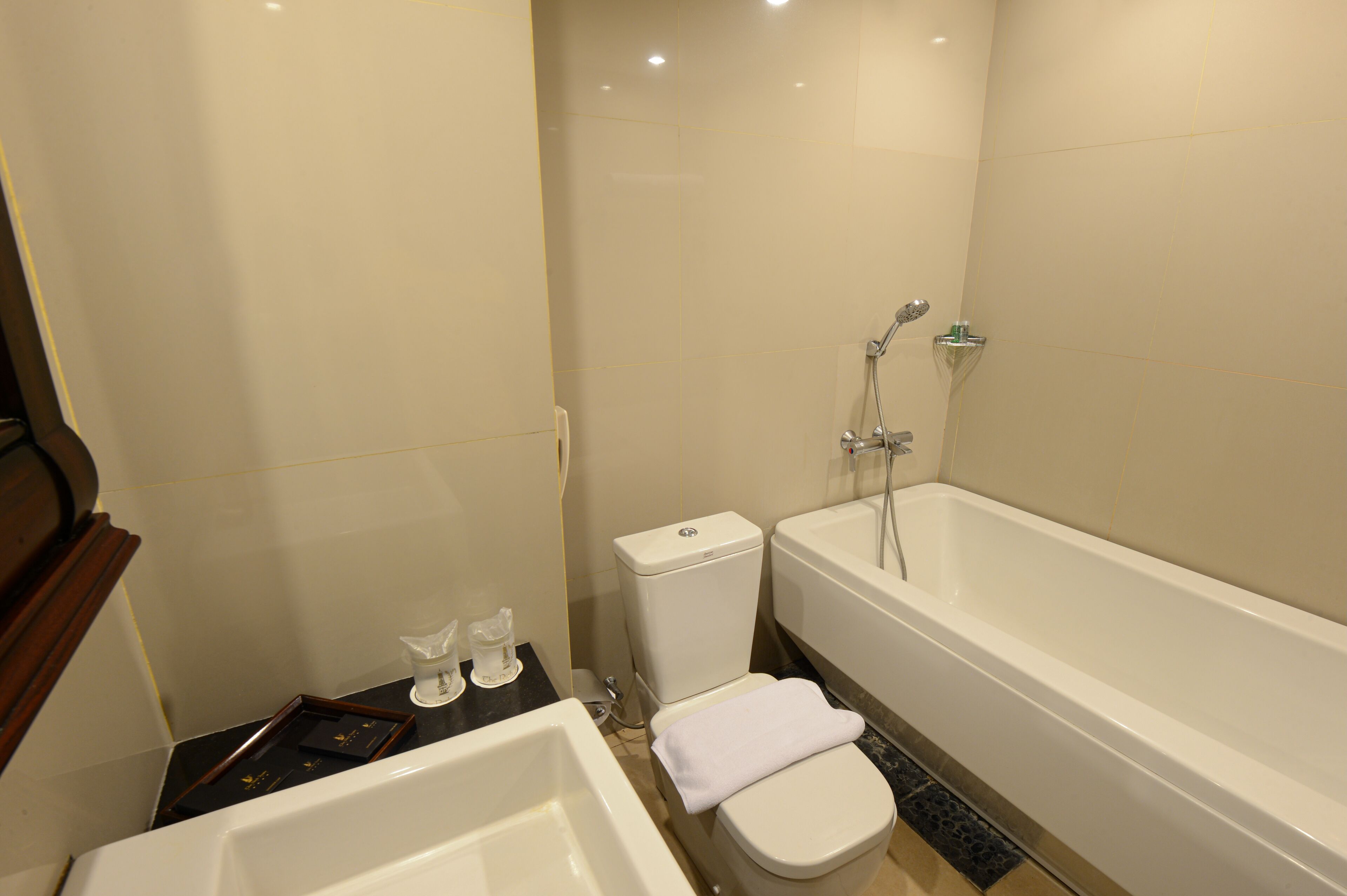 Un baño con bañera, inodoro y lavamanos.