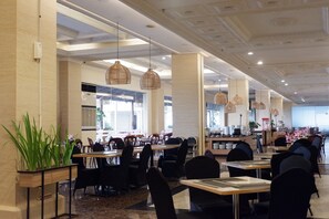 Breakfast, lunch and dinner served - The Rich Jogja Hotel (Pogung Lor)