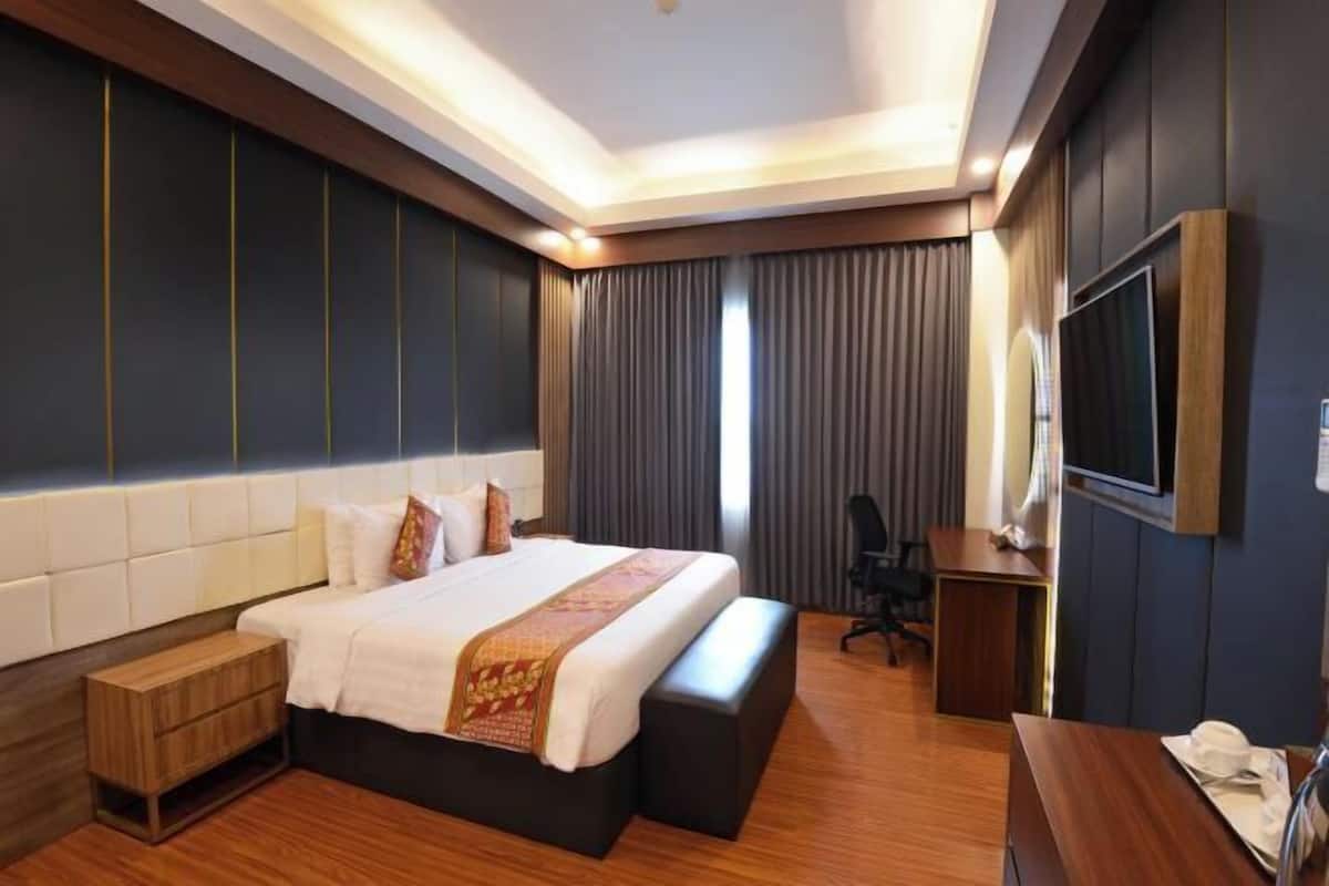 In-room safe, desk, laptop workspace, blackout drapes