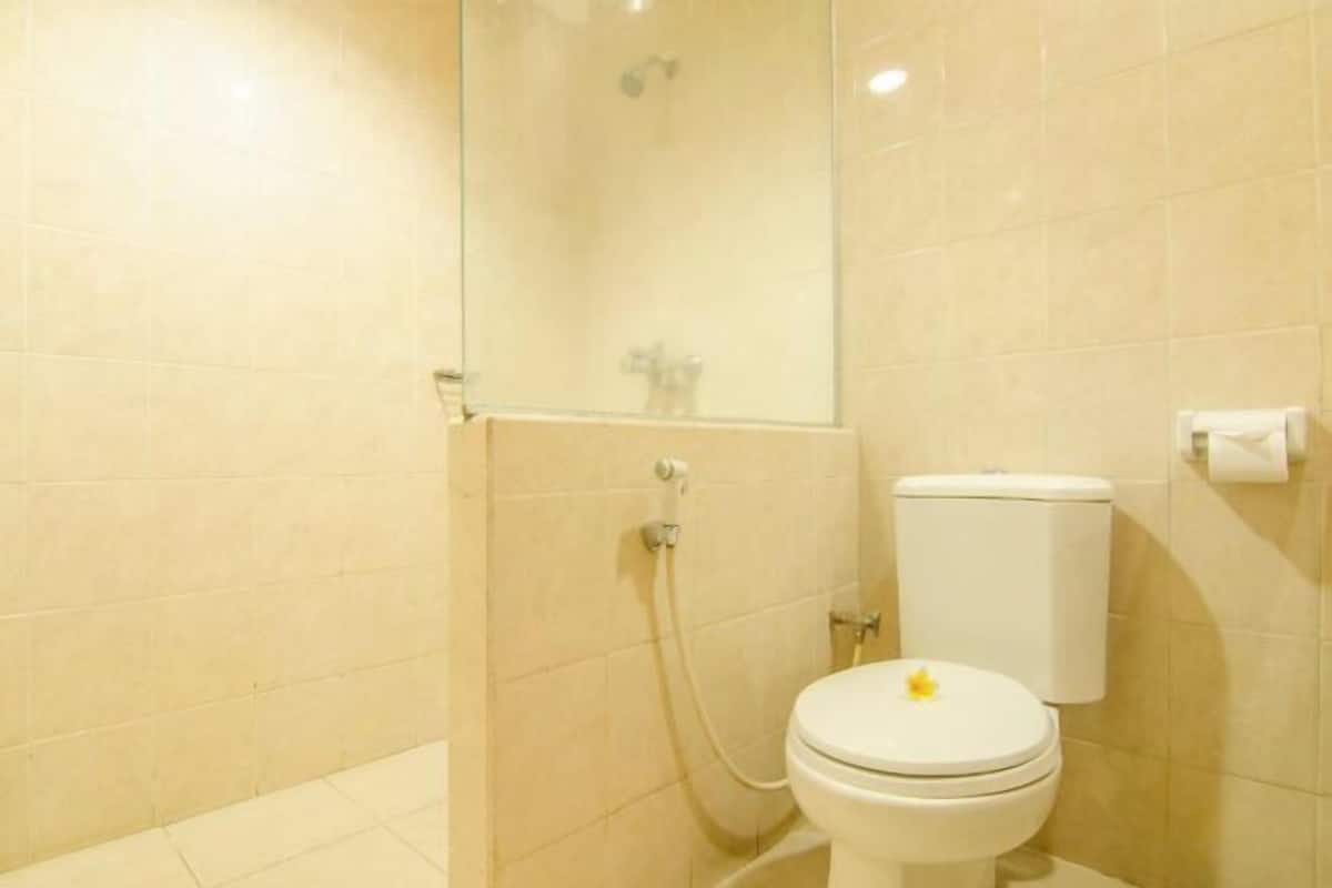 Salle de bain | Douche, articles de toilette gratuits, chaussons, serviettes fournies