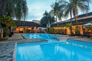 Outdoor pool - Sahid Montana Dua Hotel (Malang)