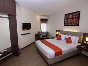 In-room safe, desk, laptop workspace, free WiFi - Hotel Montana Malang (Malang)