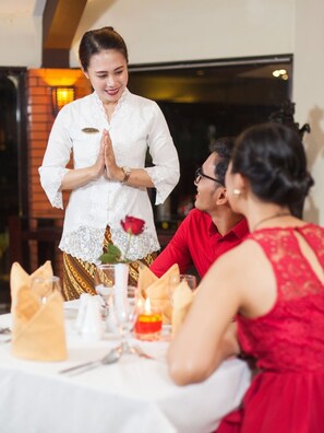 2 restaurants, breakfast, lunch, dinner served; international cuisine  - Hotel Montana Malang (Malang)