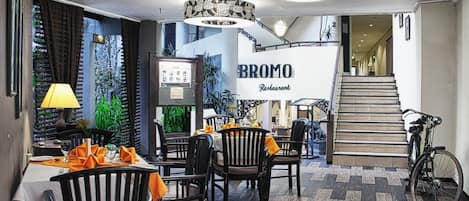 2 restaurants, breakfast, lunch, dinner served; international cuisine