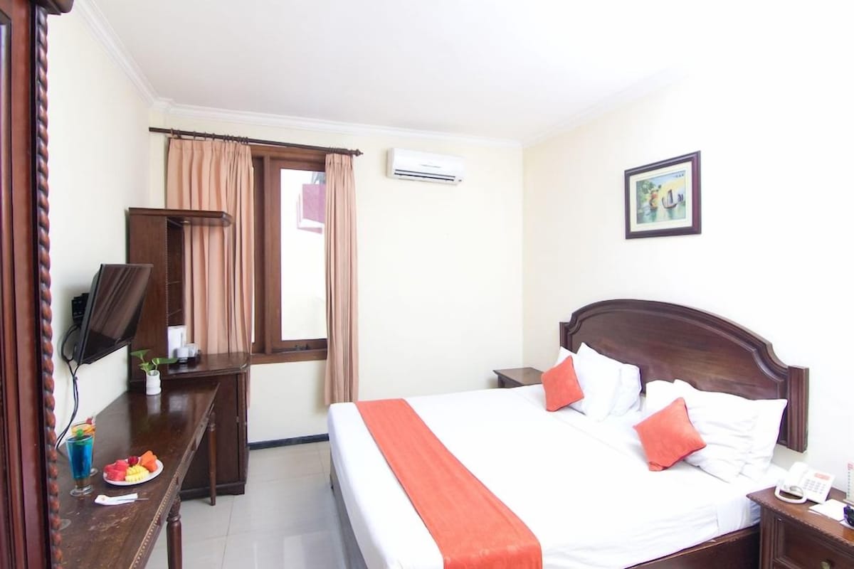 In-room safe, desk, laptop workspace, WiFi (free)