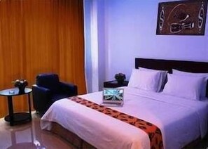 Desk, rollaway beds, WiFi