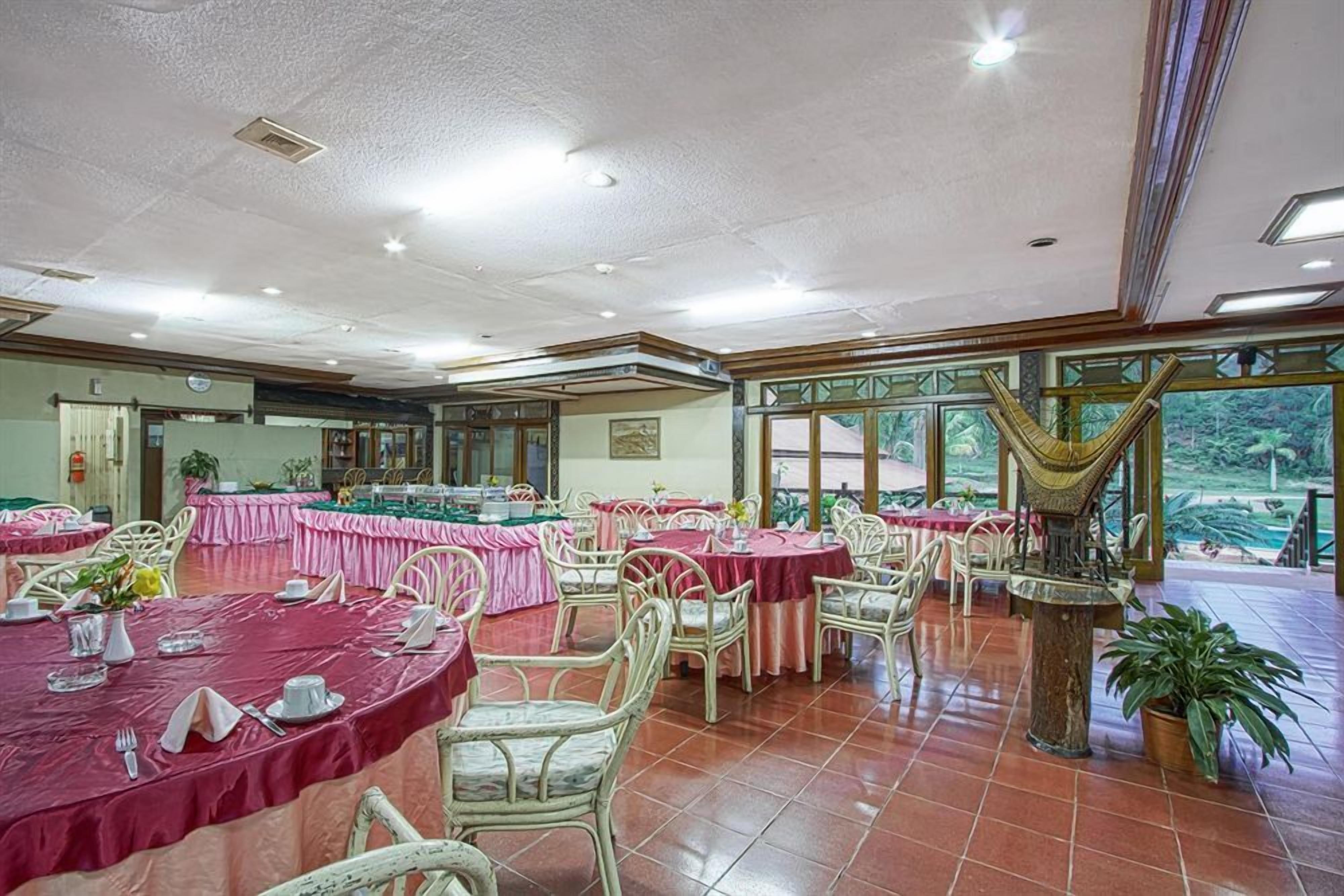 breakfast, lunch, dinner served; international cuisine