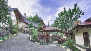 En byggnad i traditionell stil med en överbyggd gång och en lusthus.