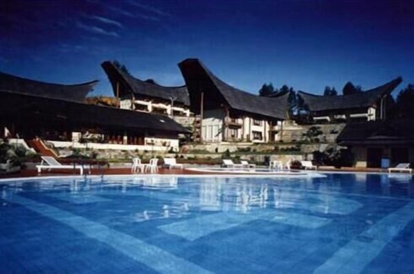 Una piscina al aire libre