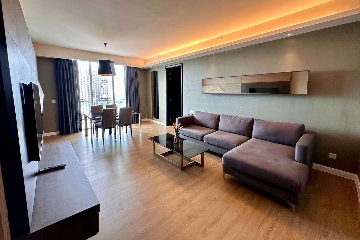 Minibar, caja de seguridad en la habitación y escritorio 