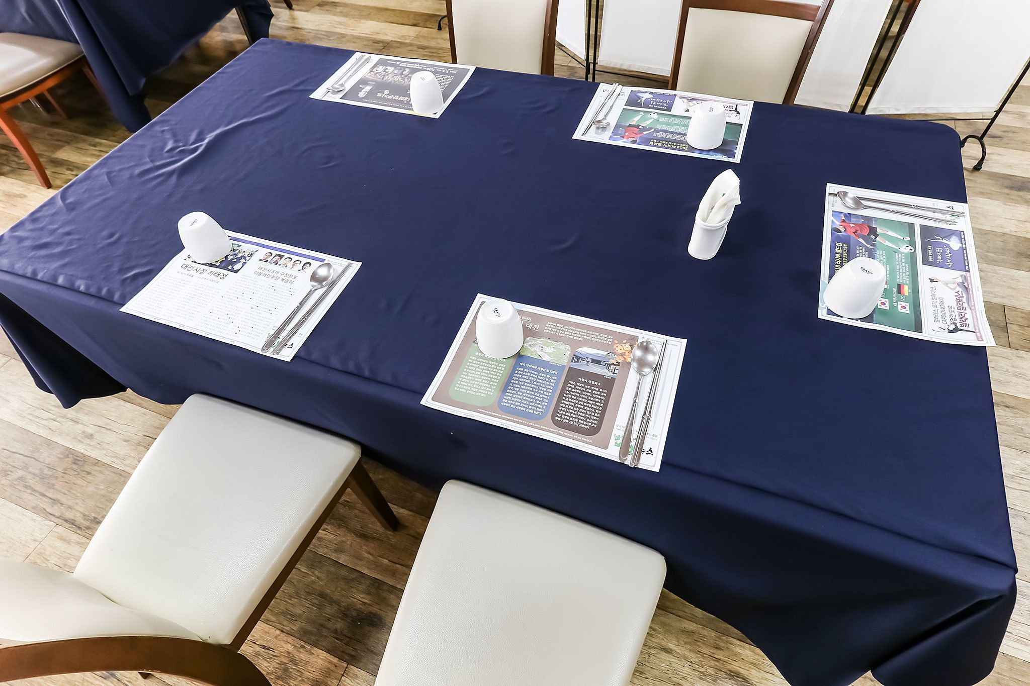 Se sirven desayunos, comidas, cenas y cocina coreana 