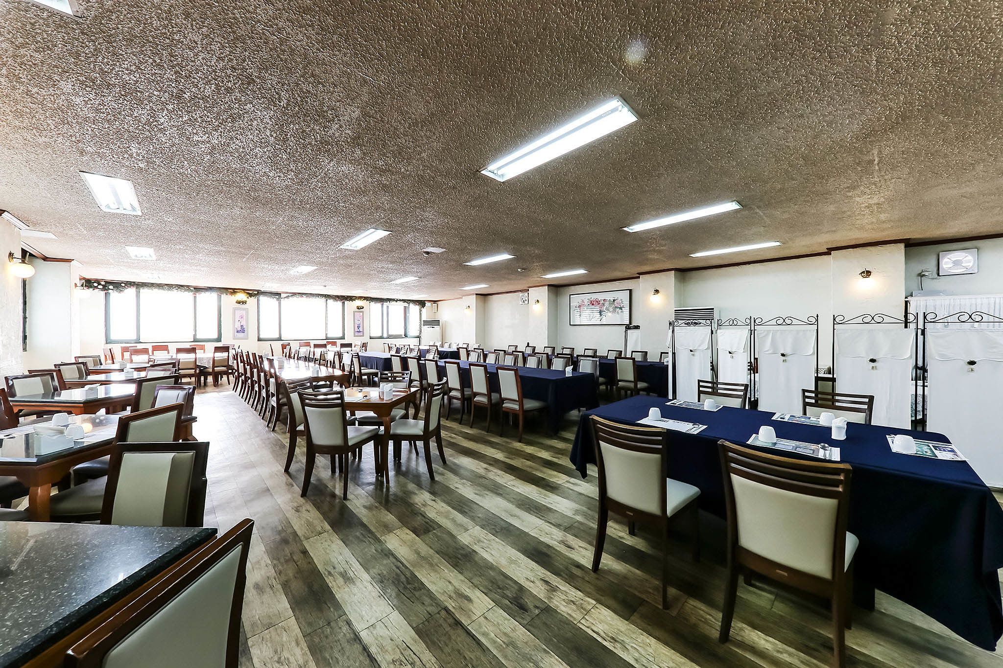 供應早餐、午餐及晚餐
