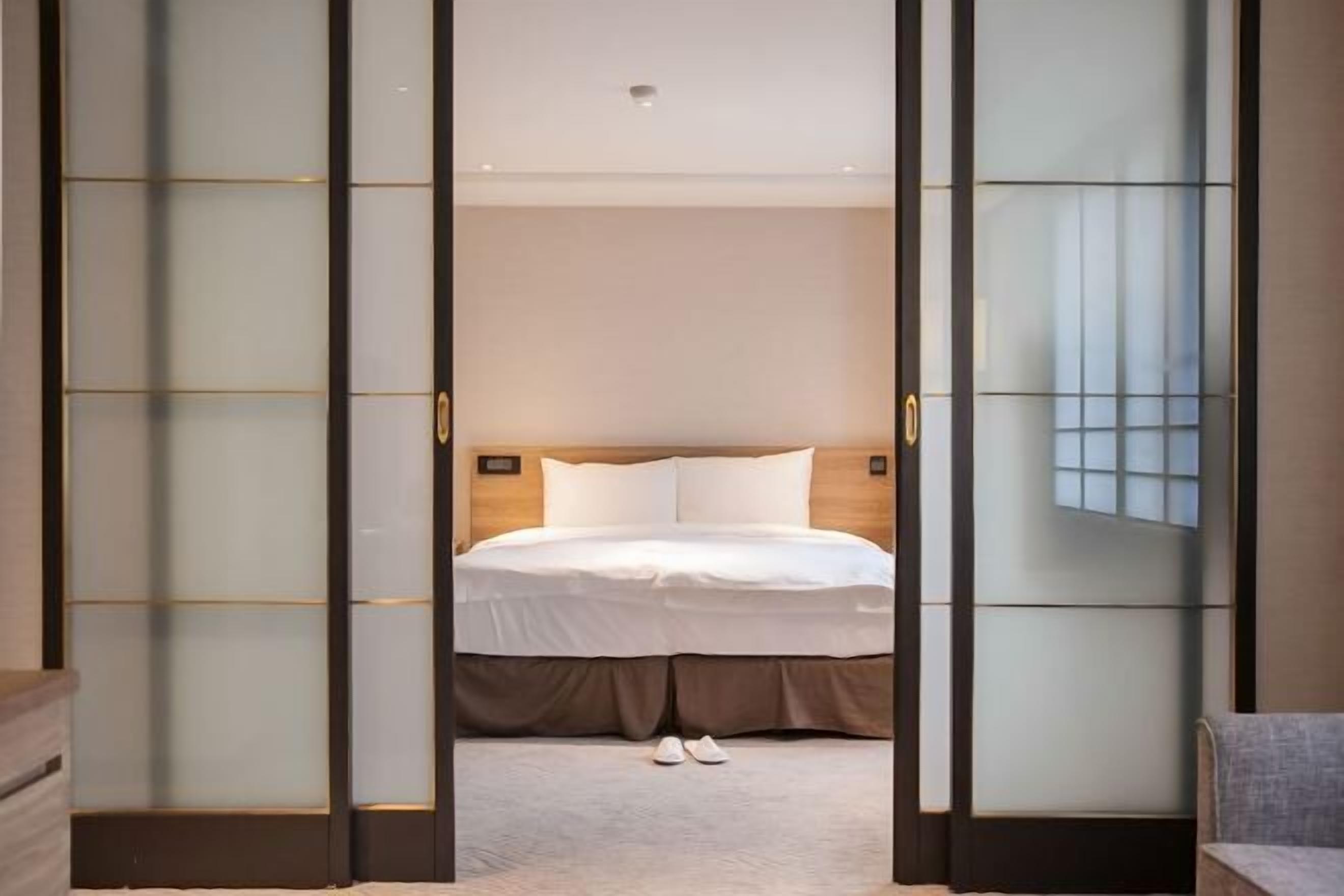 Cubrecamas, caja de seguridad en la habitación y escritorio 