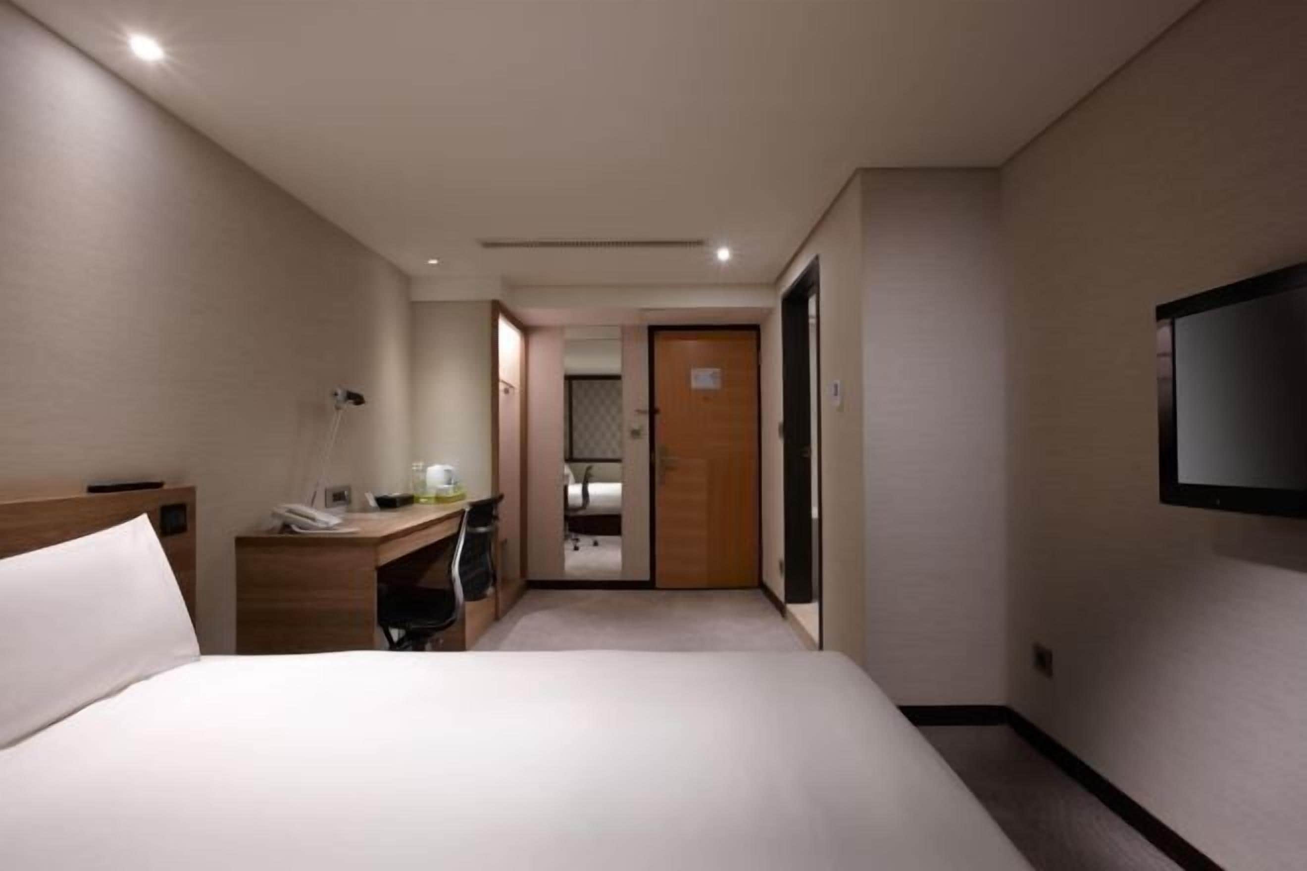 Cubrecamas, caja de seguridad en la habitación y escritorio 