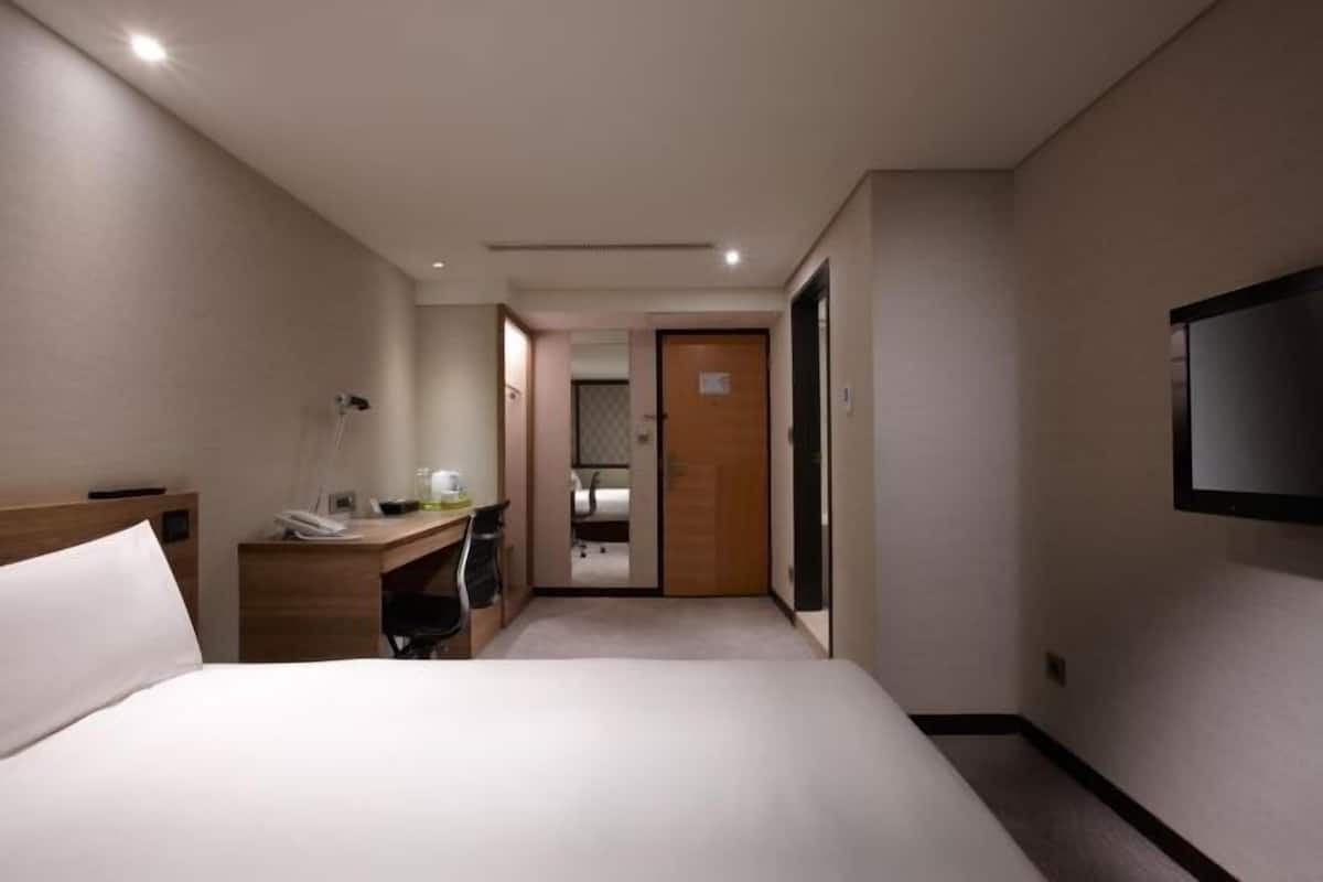 1 bedroom, down comforters, in-room safe, desk