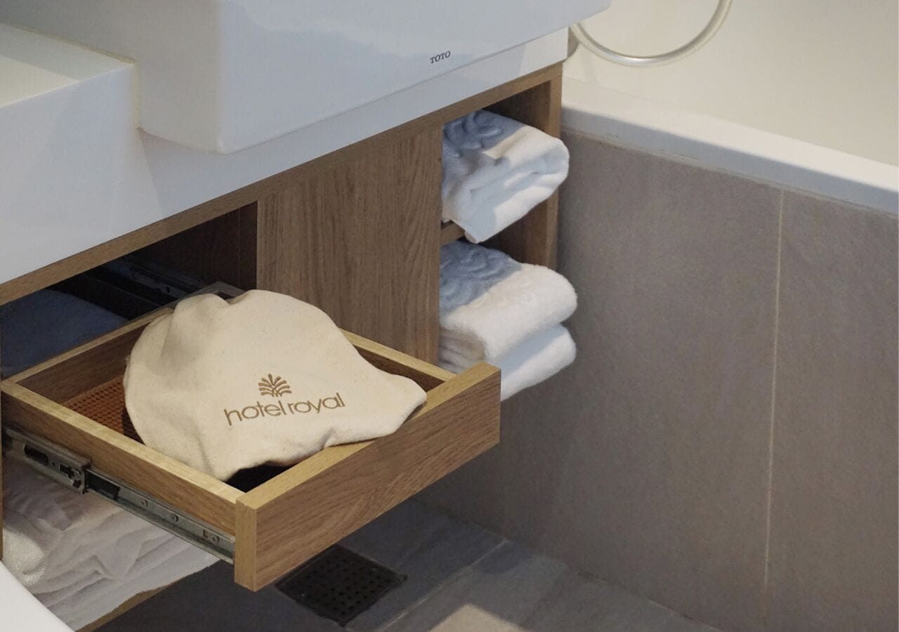 combined shower/bathtub, hair dryer, towels, shampoo