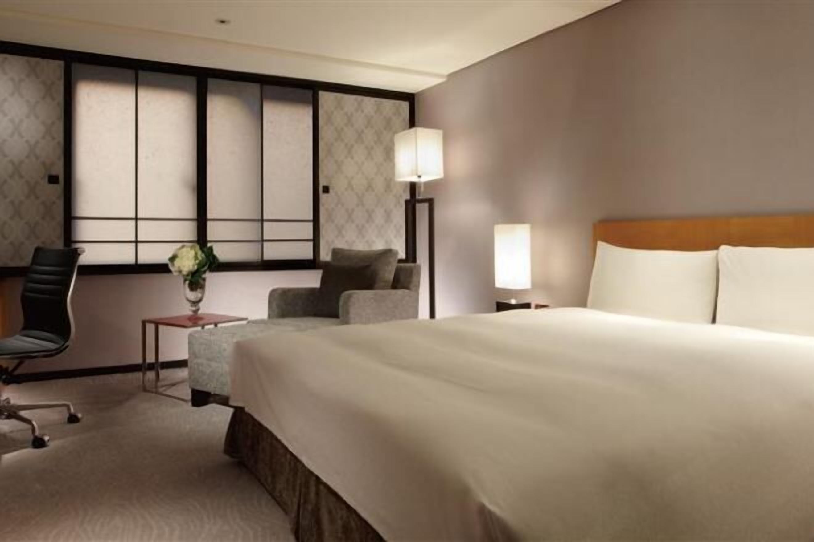 Cubrecamas, caja de seguridad en la habitación y escritorio 