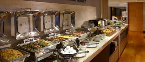 Daily self-serve breakfast (TWD 330 per person)