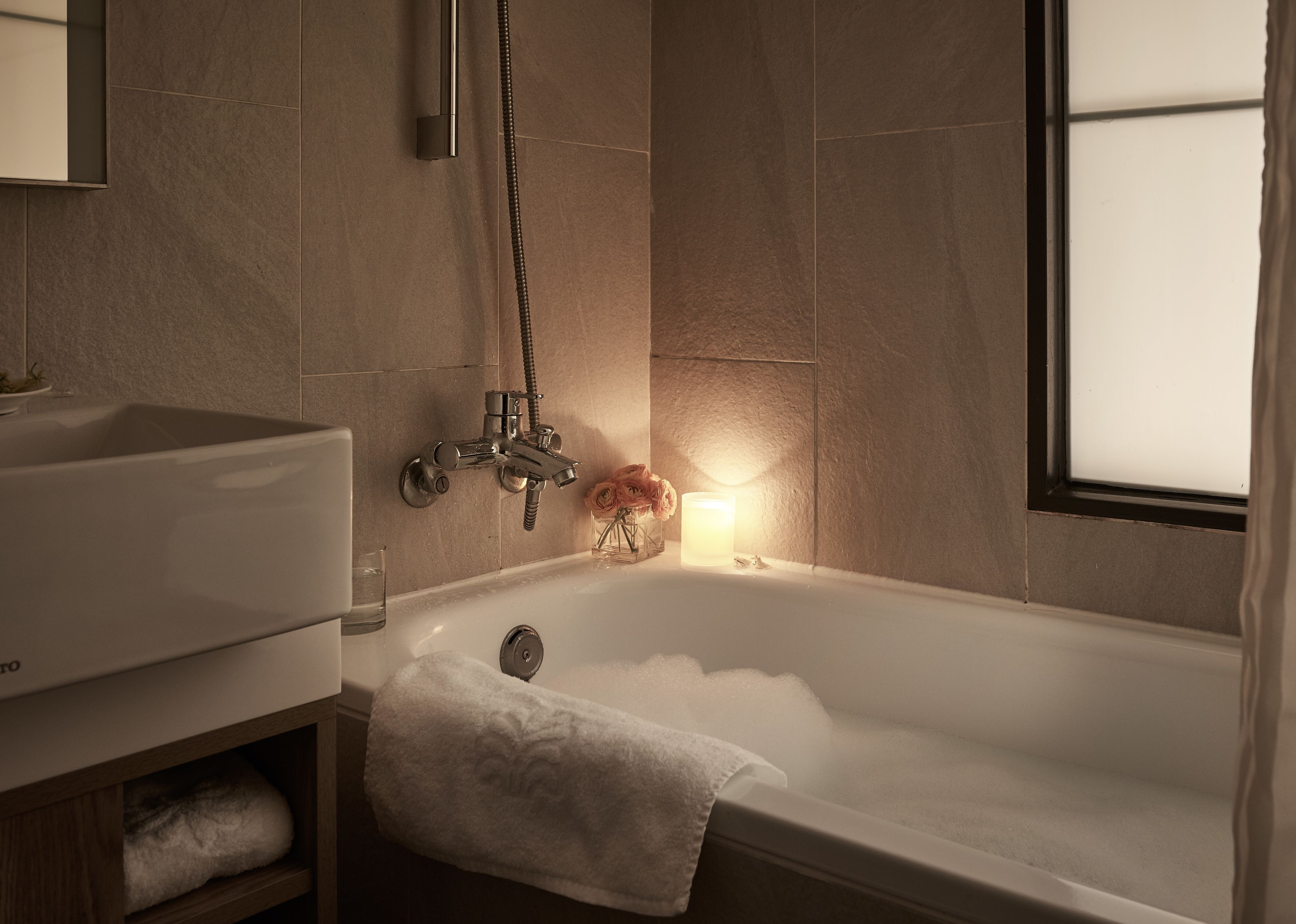 combined shower/bathtub, hair dryer, towels, shampoo